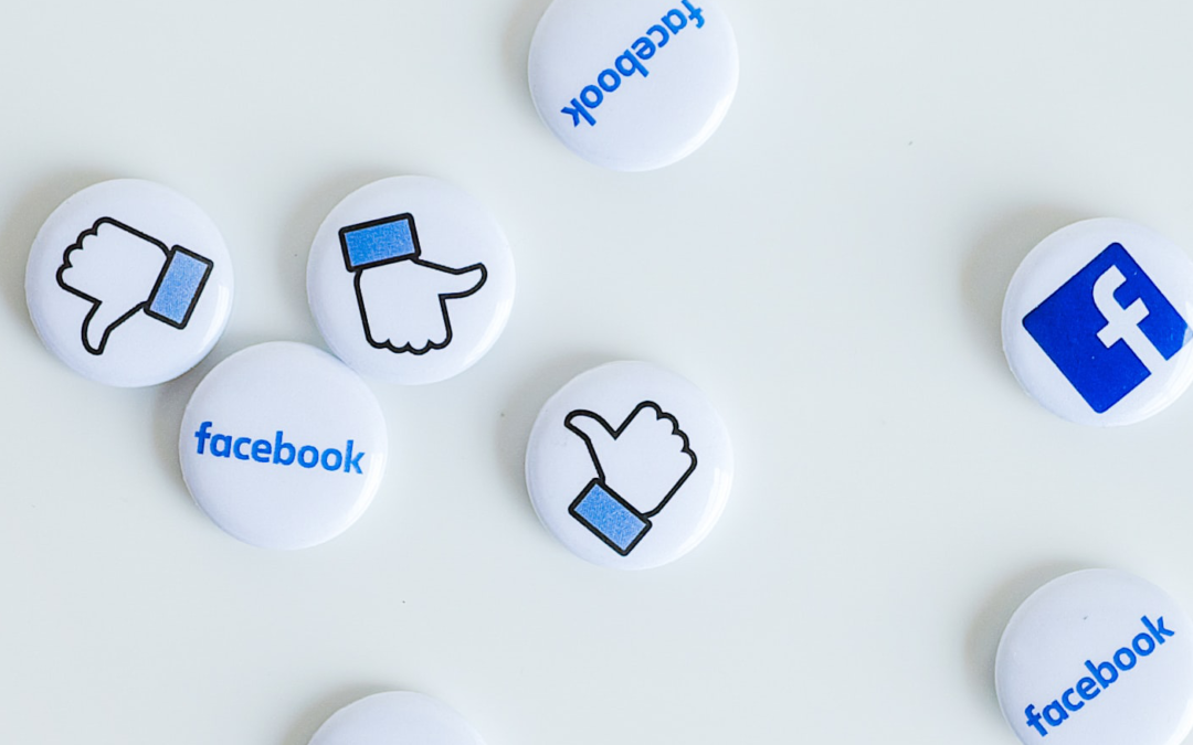 Anstecknadeln mit facebook-Logo und like-Button