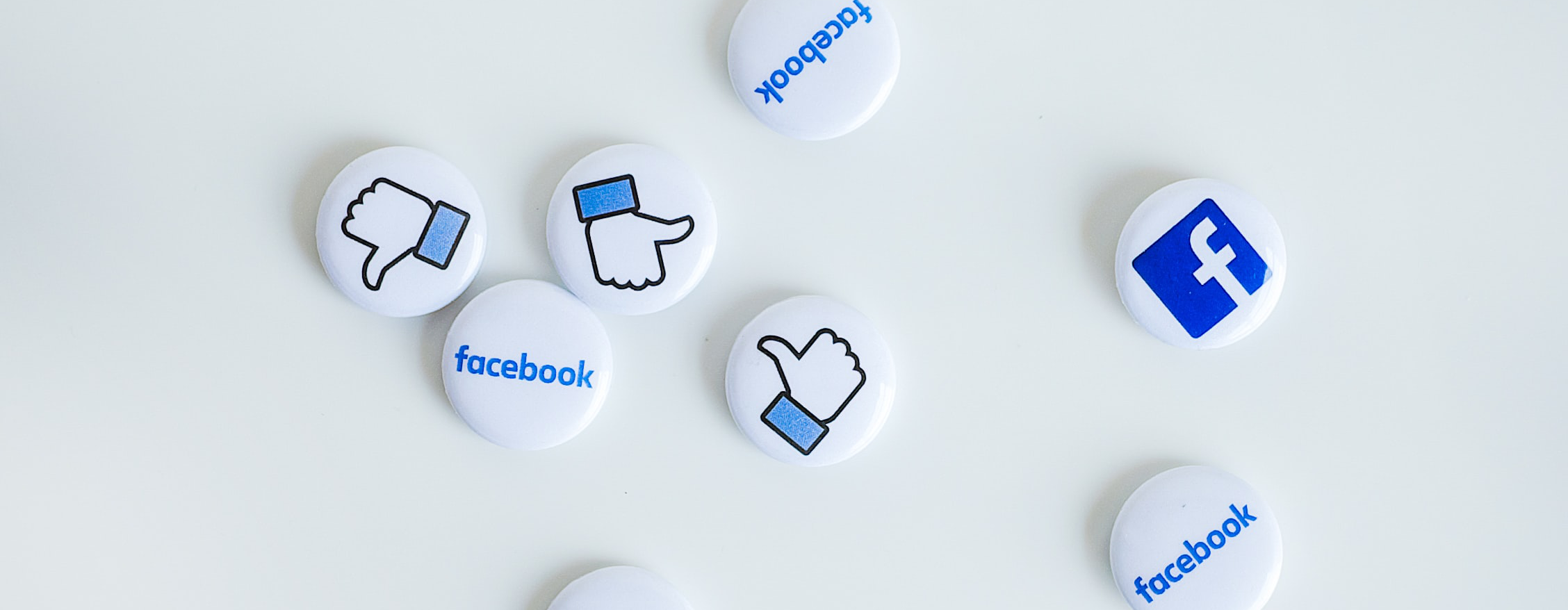 Anstecknadeln mit facebook-Logo und like-Button