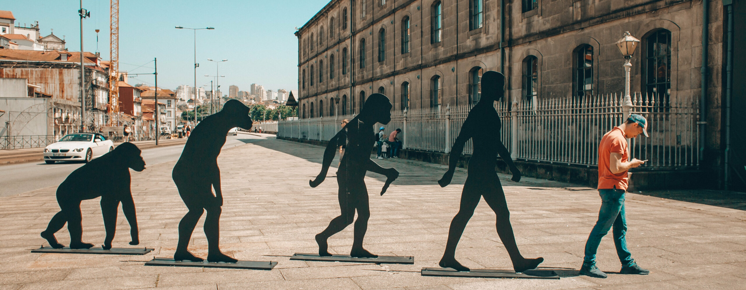 Statuen von Affen, die den aufrechten Gang lernen