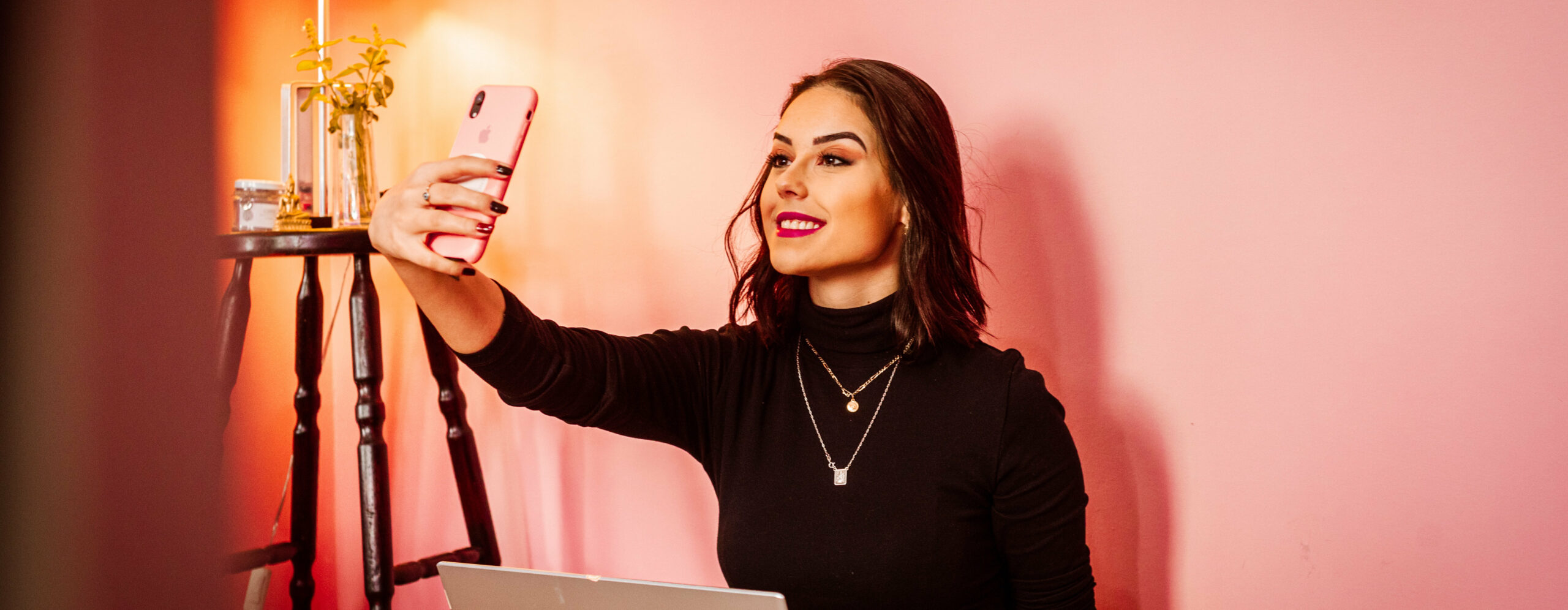 Frau hält ein Smartphone und macht ein Selfie