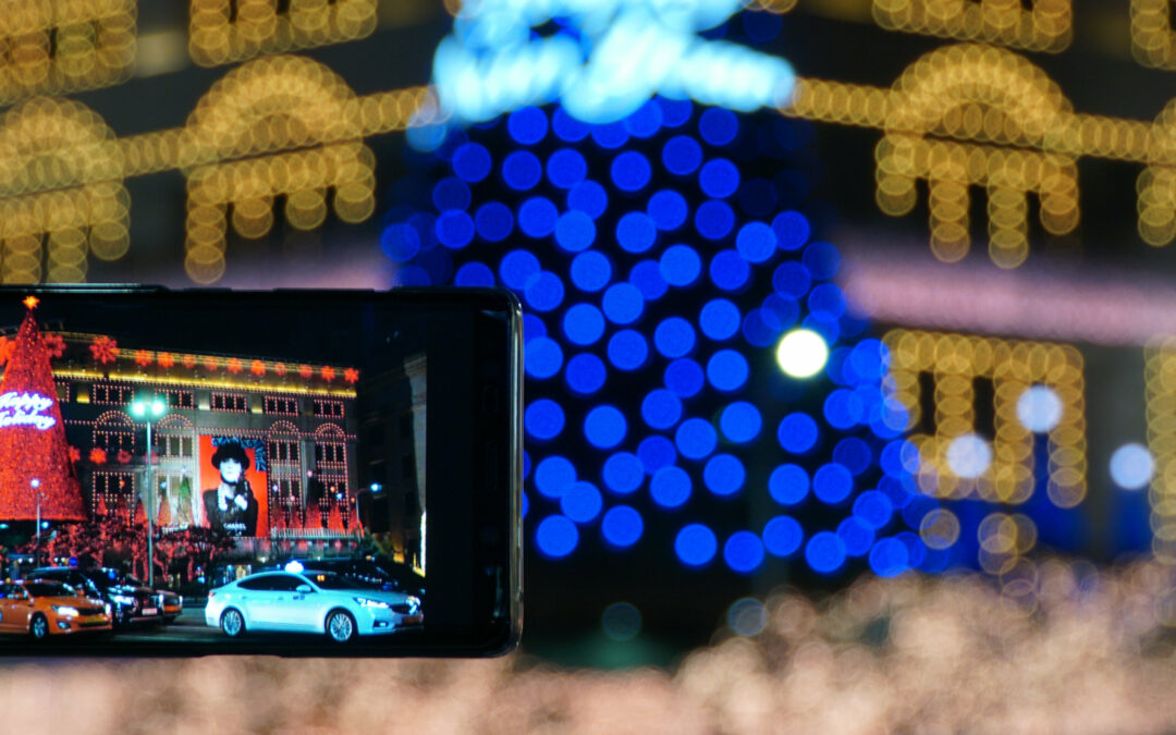 Smartphone-Bildschirm mit Weihnachtshintergrund