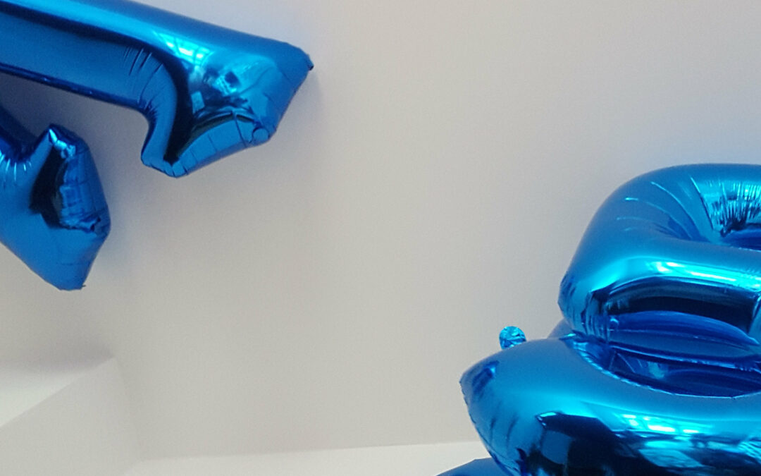 Blaue Luftballons mit den Zahlen 1 und 5