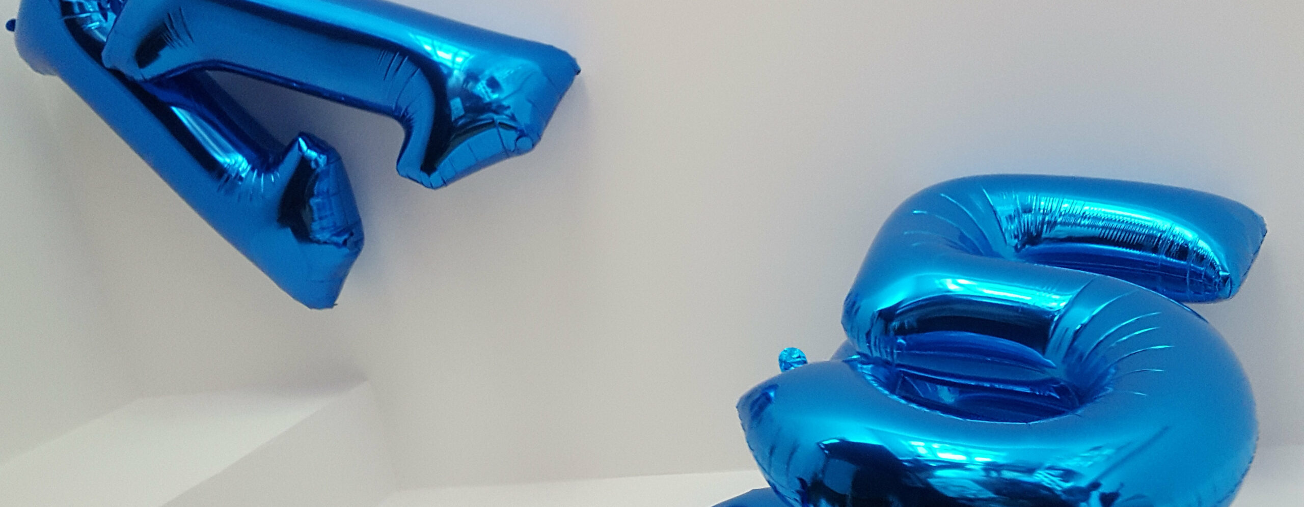 Blaue Luftballons mit den Zahlen 1 und 5 