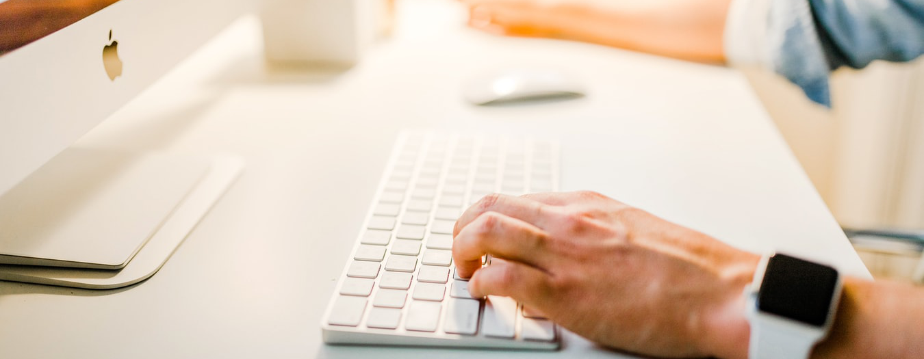 Hand an Laptop Tastatur