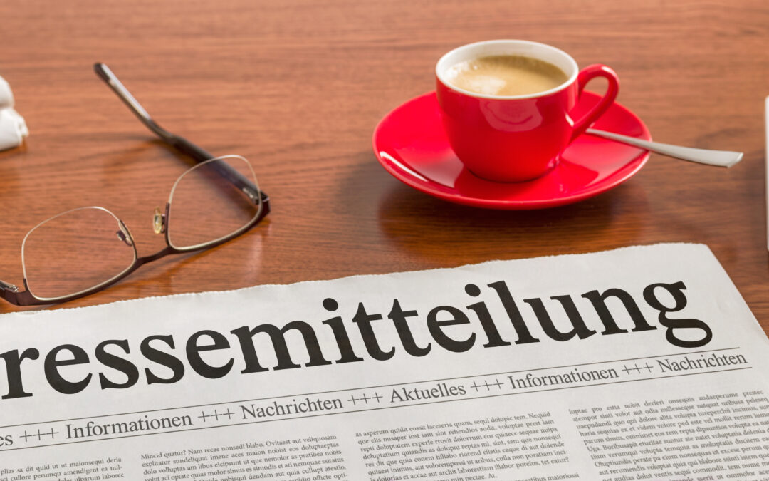 Zeitung auf Schreibtisch - Pressemitteilung