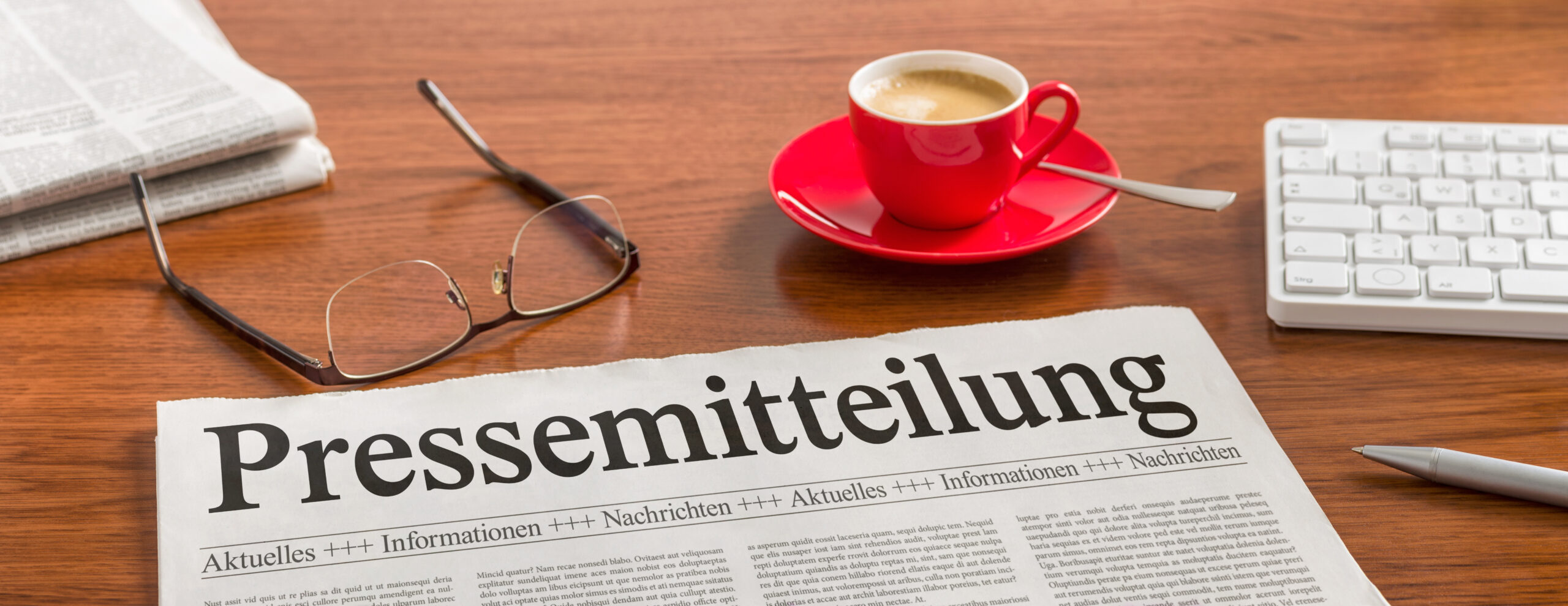 Zeitung auf Schreibtisch - Pressemitteilung