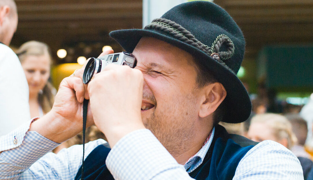 Unser Agenturchef Jörg macht ein Foto auf der Wiesn