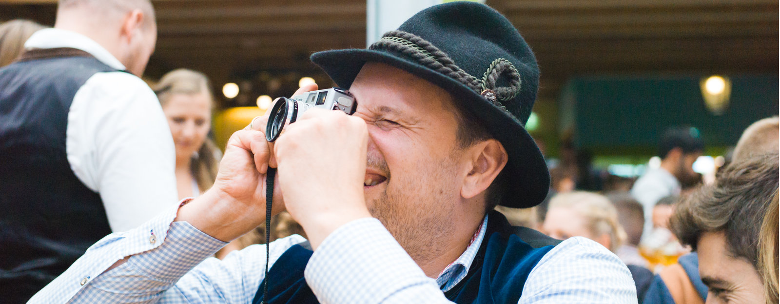 Unser Agenturchef Jörg macht ein Foto auf der Wiesn