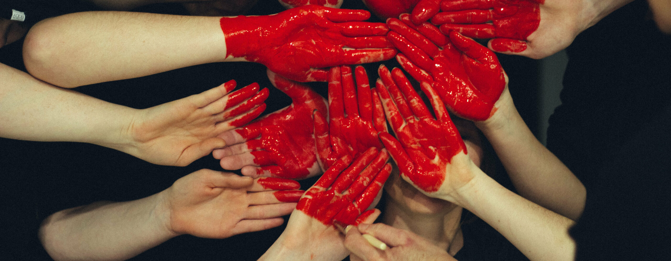 Viele Handflächen mit roter Farbe bedeckt