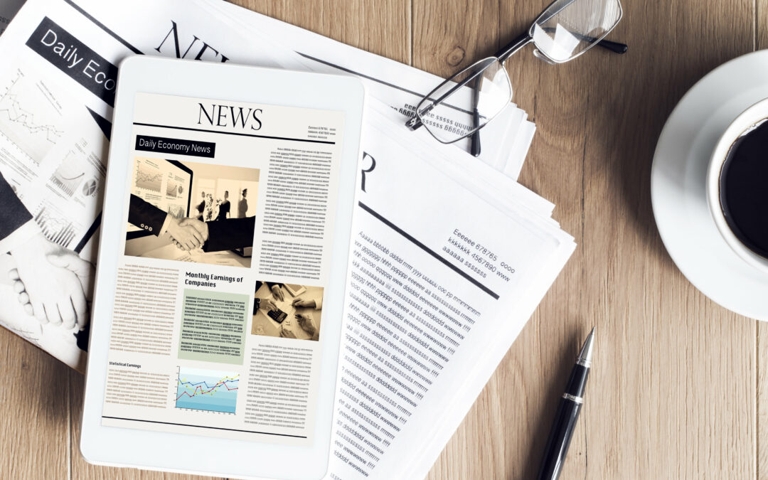Zeitungen und Tablet mit News