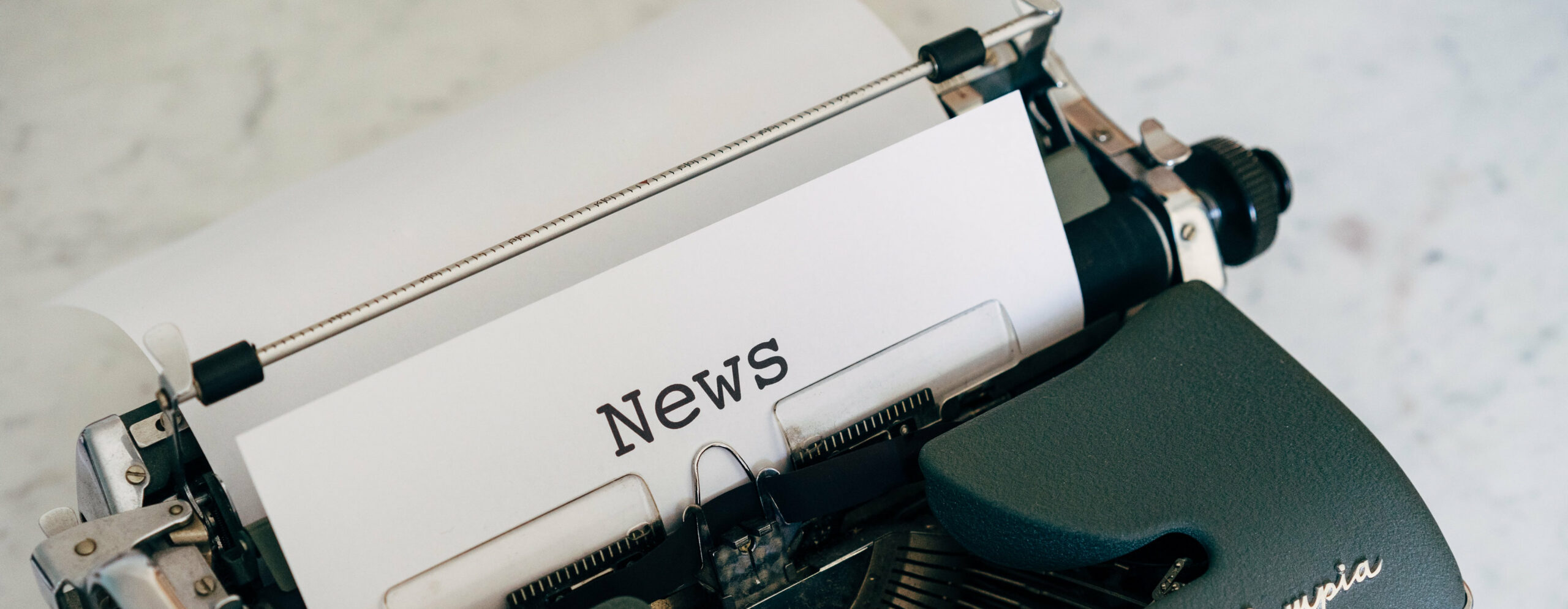 Schreibmaschine mit News-Papier