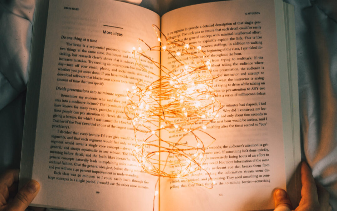 Buch aufgeschlagen mit Lichterkette