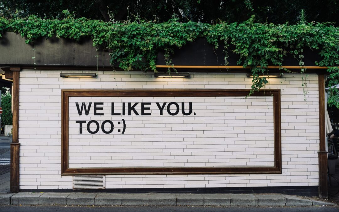 Schild mit Aufrschift: We like you. too.