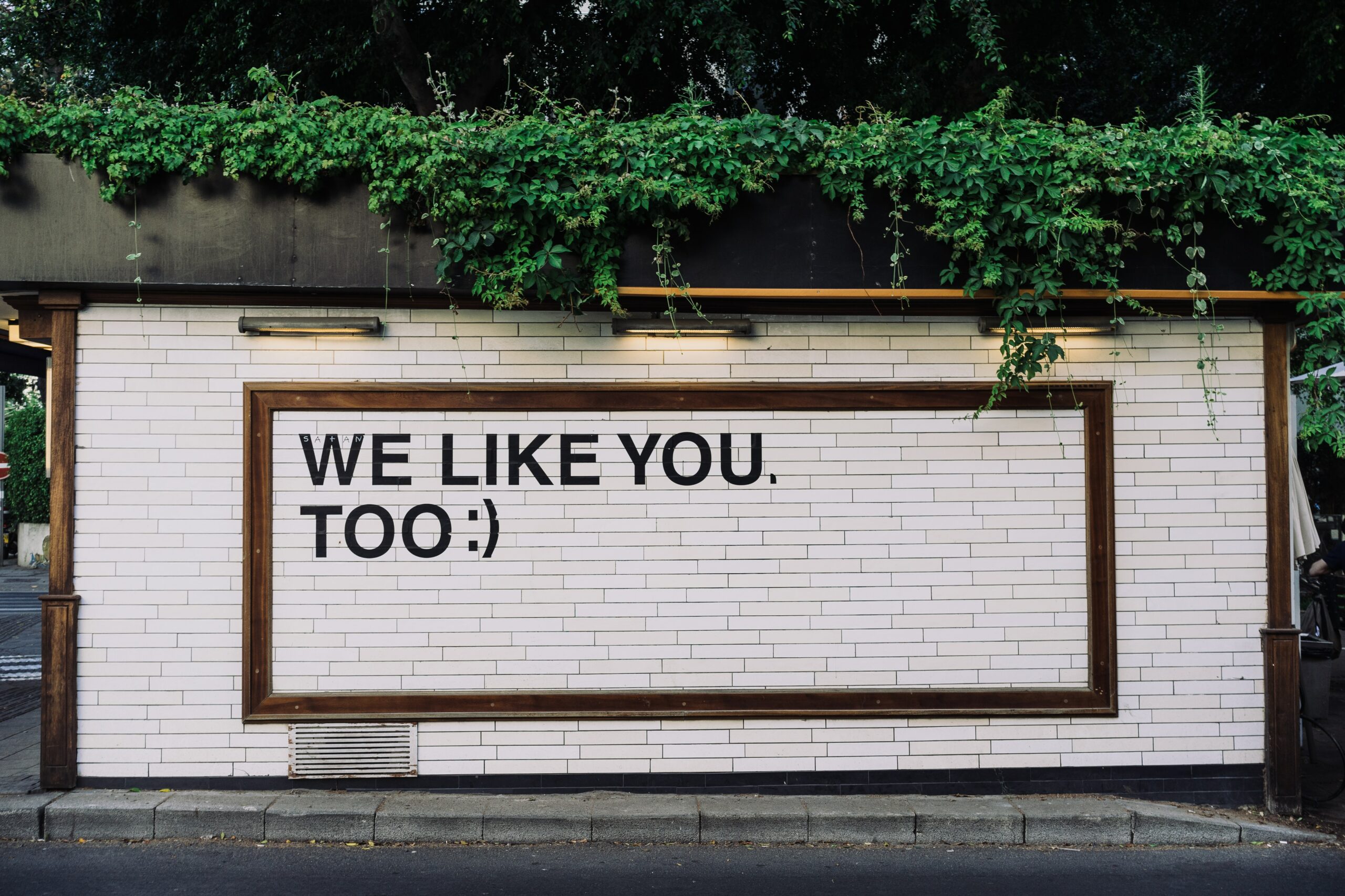 Schild mit Aufrschift: We like you. too.