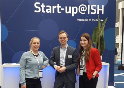 Carina, Timo und Kathi vor dem Startup-Bereich auf der ISH
