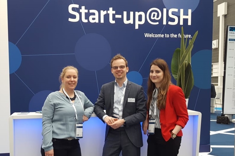 Carina, Timo und Kathi vor dem Startup-Bereich auf der ISH