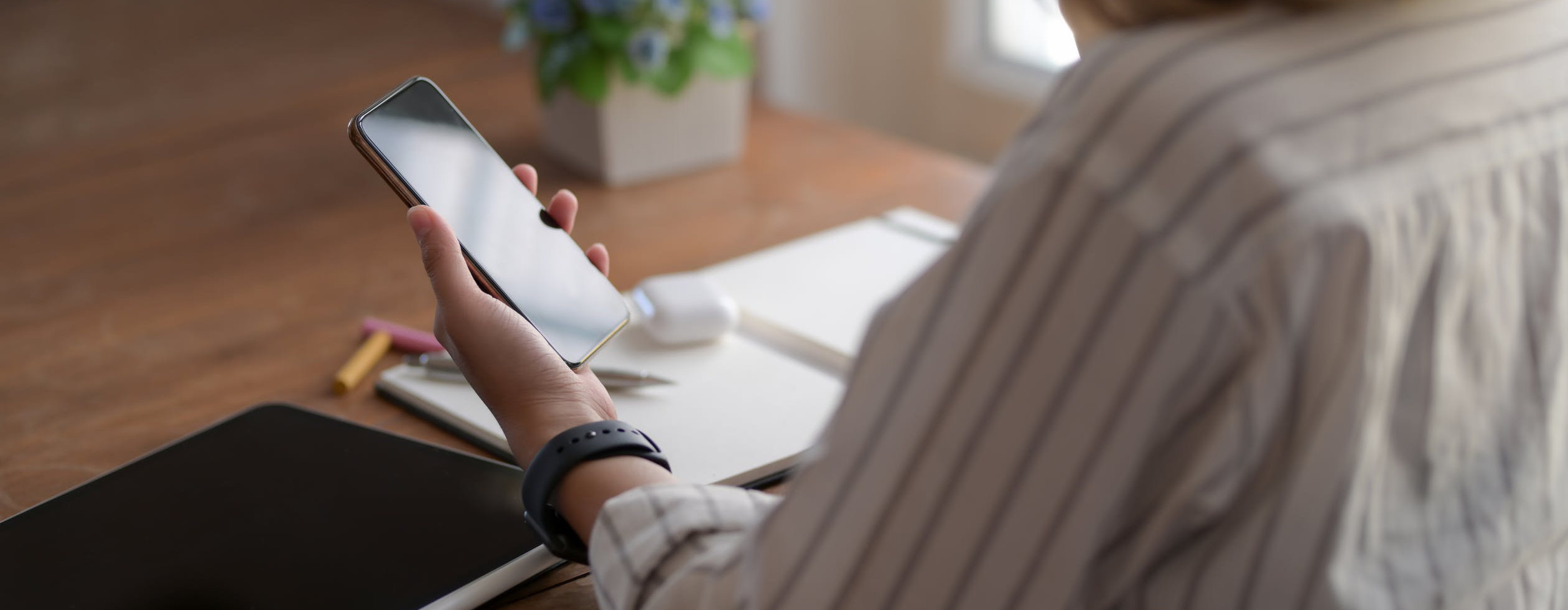 Frau hält Smartphone in der Hand