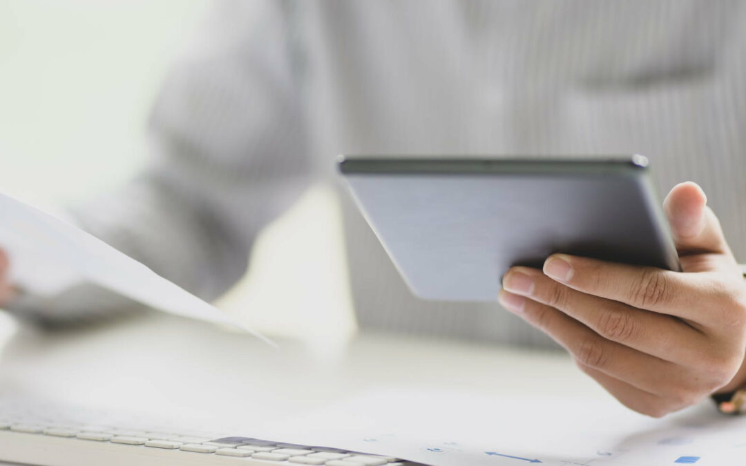 Person hält Tablet in der Hand