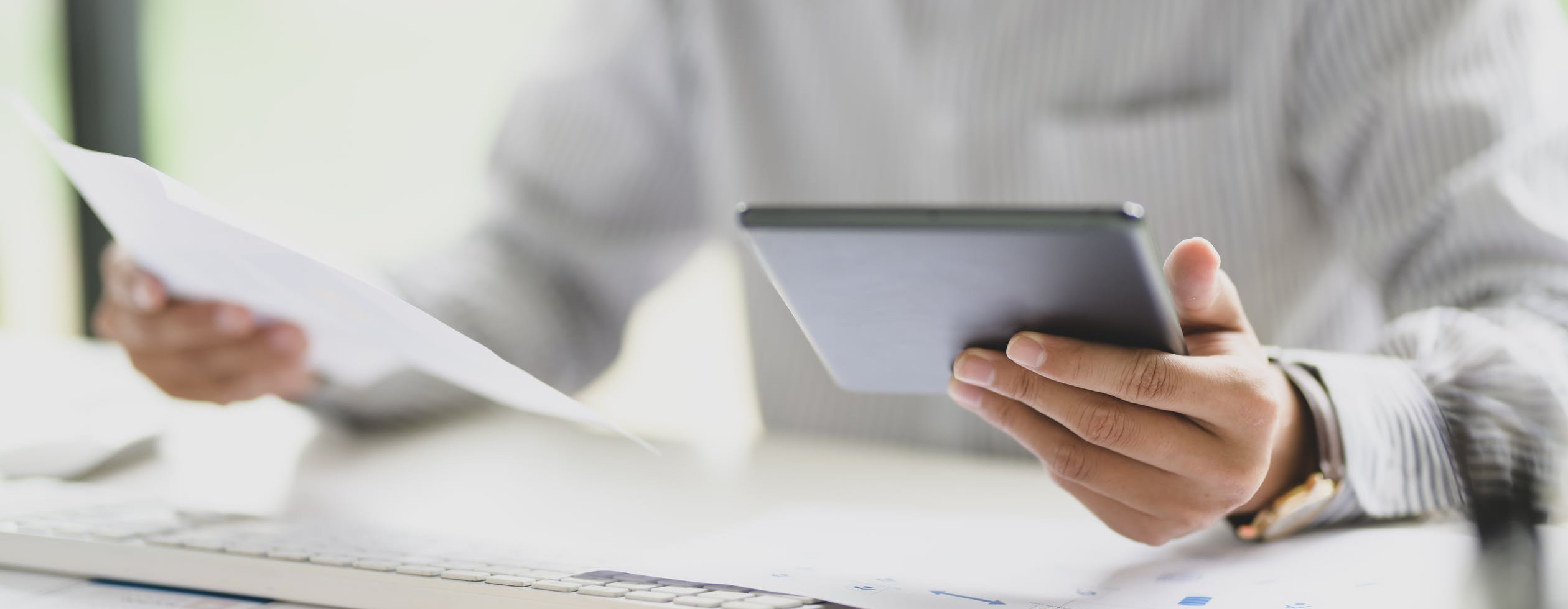 Person hält Tablet in der Hand