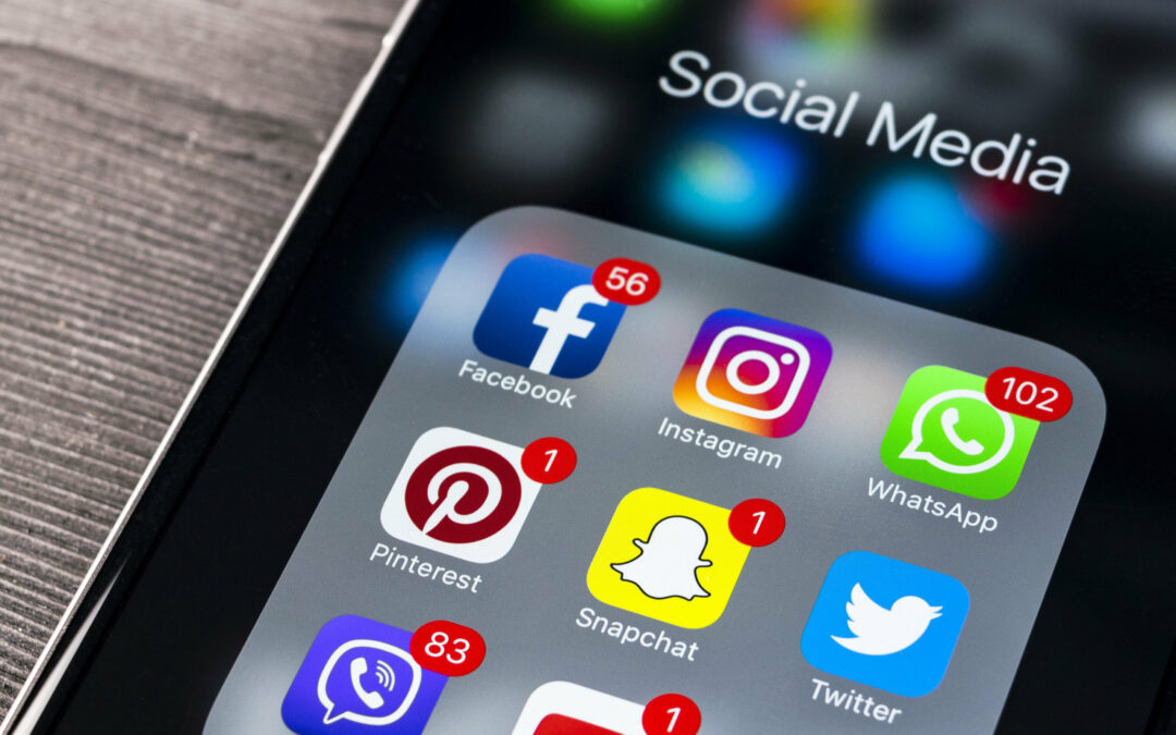 Smartphone Bildschirm mit verschiedenen Apps von Sozialen Netzwerken
