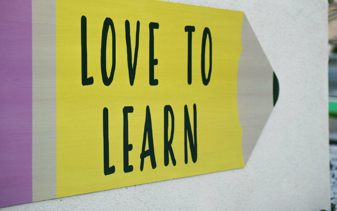 Schild eines Bleistifts mit der Aufschrift "Love to learn"