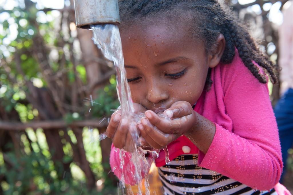 Äthiopisches Mädchen trinkt Wasser