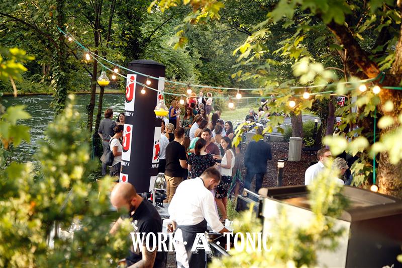 Work-A-Tonic im Hilton Munich Park Party neben Fluss im Grünen