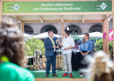 Ein Podium mit Sprechern vor Publikum