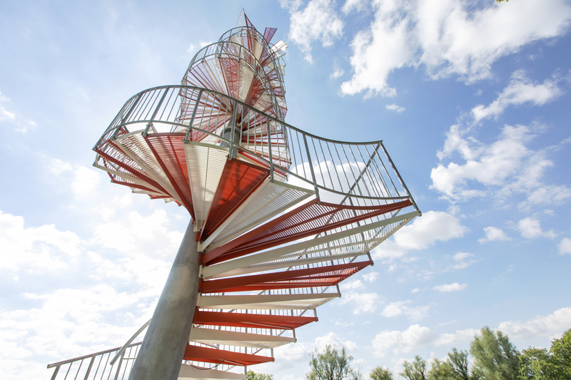 Sicht von unten auf den Berblinger Turm mit seinen weiß-roten Stufen