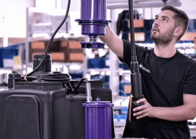 Kessel-Mitarbeiter bei der Arbeit an einer Anlage