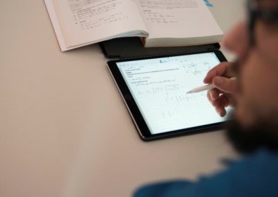 Tablet und Buch auf Tisch