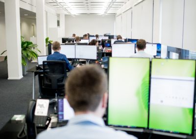 Großraumbüro mit Entwickler-Bildschirmen