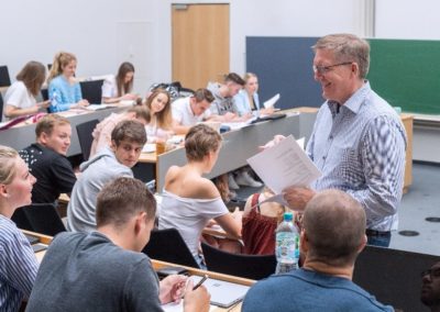 Professor in Universität vor Studierenden
