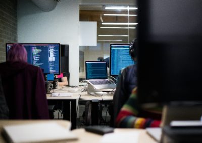 Büro mit Bildschirmen