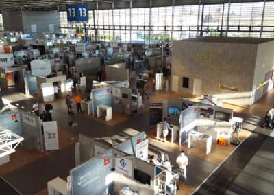 Blick von oben auf den Startup-Bereich der young tech enterprise auf der Hannover Messe 2019