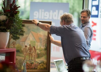 Besucher lässt Gemälde schätzen