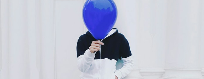 Mitarbeiter in Kommunikationsagentur in München gesucht! Mann mit blauem Luftballon