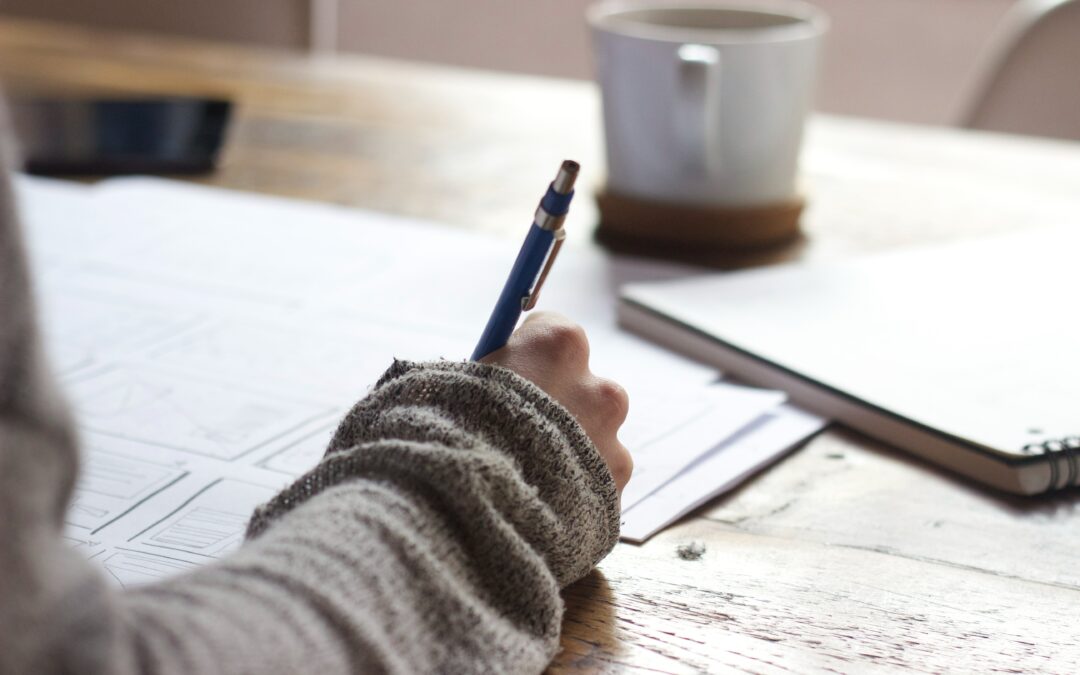 Hand hält Stift