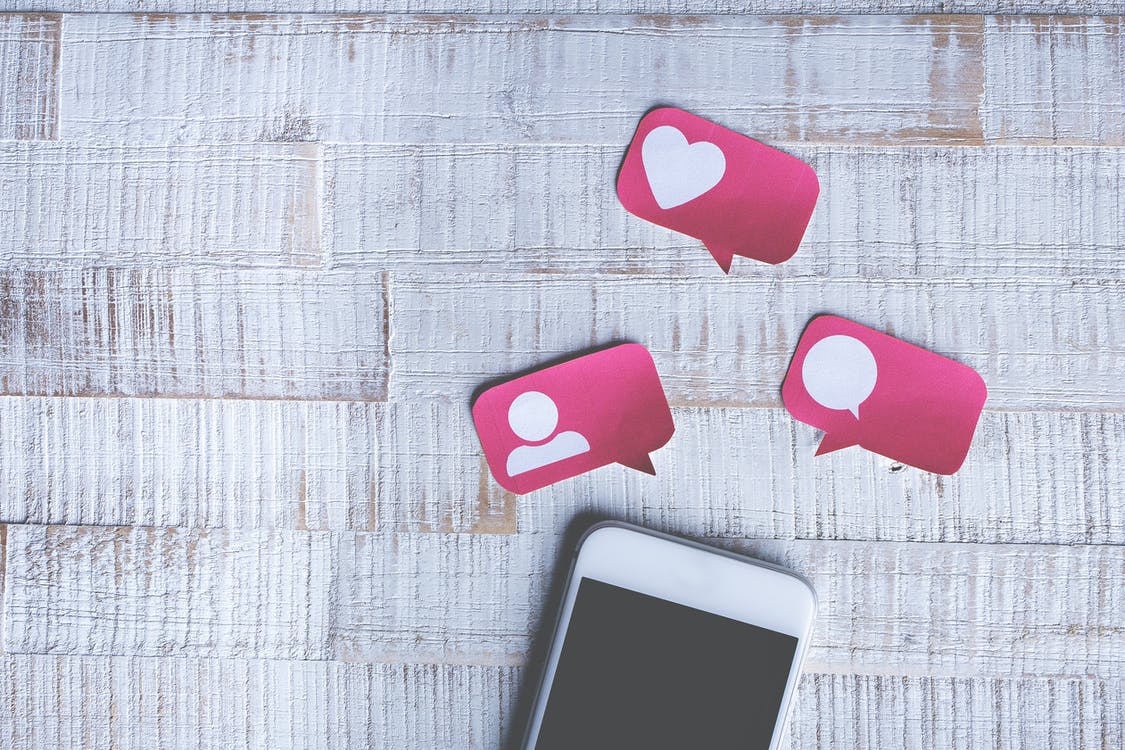 Handy mit Like- Follow- und Kommentarzeichen