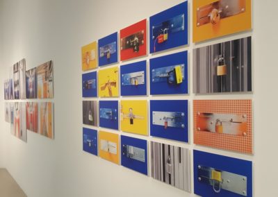 Blick in die Ausstellung des Wien Museums: Mehrere Fotos von kleinen Türschlössern an Abteiltüren