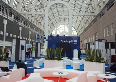 Blick in den Forumsbereich bei Start-up@ISH mit abgetrennten Sitzecken