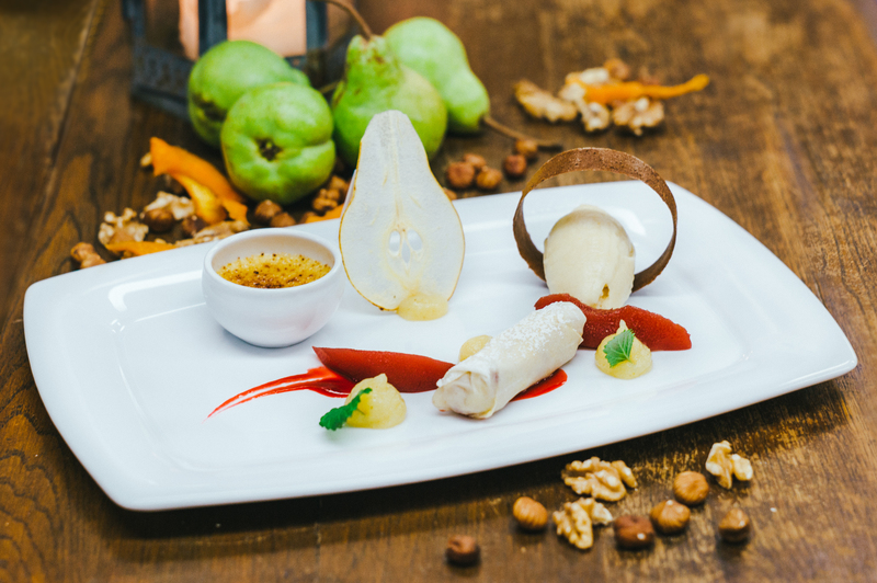 Ein Dessert der Zirbelstube in Nürnberg Dessert auf weißem Teller