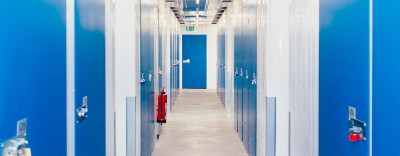 Blick in einen MyPlace Gang mit den blauen Türen der Abteile