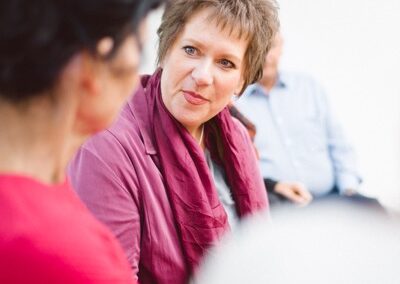 Beratungsgespräch Bilder-zeigen-Austausch-und-vertraute-Beratungsgespraeche