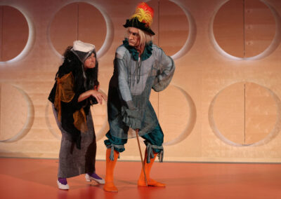 Zwei Figuren aus dem Theaterstück bei der Jubiläumsveranstaltung.