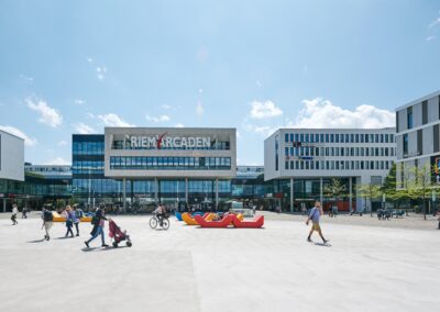 Die Riem Arcaden und der Willy-Brandt-Platz