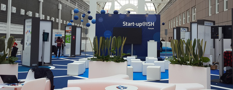 Blick in den Forumsbereich bei Start-up@ISH mit abgetrennten Sitzecken