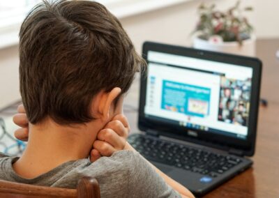 Kind sitzt vor einem Laptop und lernt