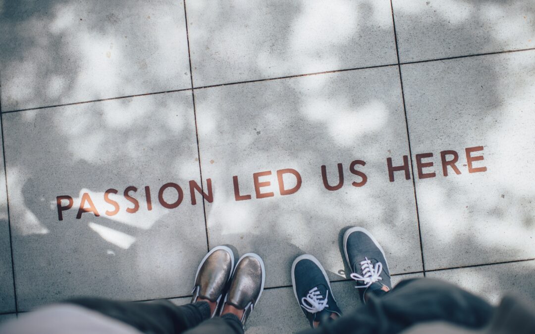 Blick auf den Boden, auf dem "Passion led us here" steht