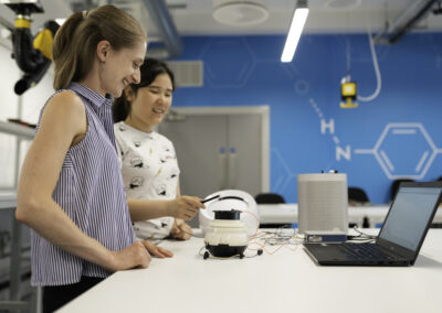 Zwei Mädchen arbeiten an einem Roboter